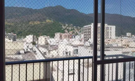 Lopes Enjoy vende- apartamento na Tijuca, 2 quartos sendo um suite, 1 vaga, dependência completa, 79m². valor 590.000,00.