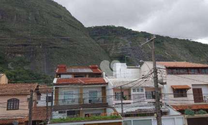 Lopes Enjoy vende Casa Vargem Pequena 3 quartos endo 3 suites, 2 vagas, 197m2 valor 670.000,00