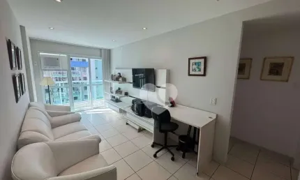 Condomínio San Filippo - Apartamento bem conservado mobiliado com armários. 2 Quartos sendo 1 Suíte. Barra da Tijuca/RJ.