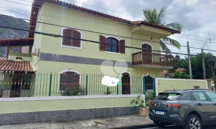 Casa com 4 quartos, 1 suíte para alugar, 187 m² por R$ 4.831/mês - Vargem Pequena - Rio de Janeiro/RJ