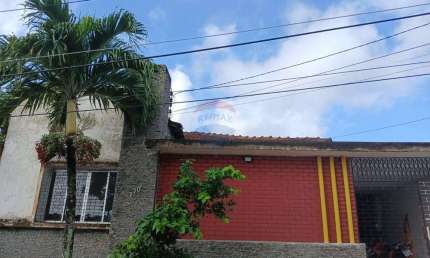 CASA A VENDA NO CENTRO COM 3 QUARTOS SENDO 1 SUITES