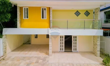 Casa à venda com 2 pavimentos, 5/4 (1 suíte c/ closet + 1 reversível) no bessa.