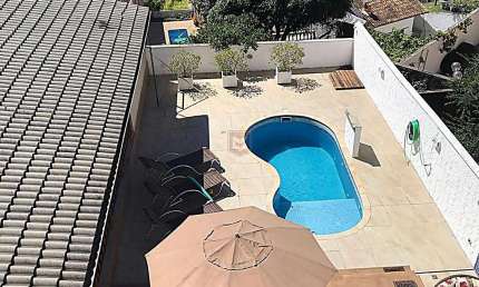 Casa a venda situada no condomínio Portal da Torre.