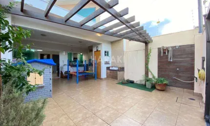 Casa para Venda em Maringá, Jardim Itália II, 3 dormitórios, 1 suíte, 2 banheiros, 2 vagas