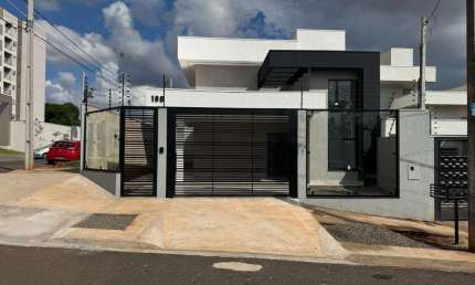 Casa para Venda em Maringá, Jardim Petrópolis, 3 dormitórios, 1 suíte, 3 banheiros, 3 vagas