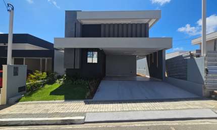 Casa térrea 4/4 todos suítes Condomínio Monte Carlo