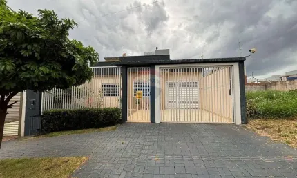 Casa com 3 Quartos (1 Suíte) e 4 Vagas de Garagem a Venda no Bairro Santa Cruz em Cascavel.