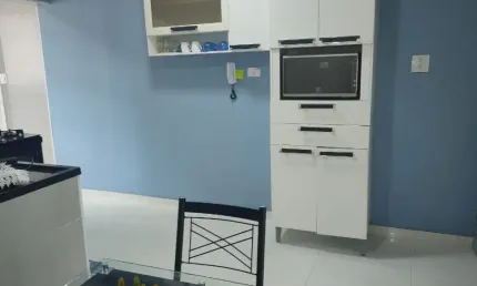 Pulquérrimo! apartamento reformado e modernizado c/02 dormts, garagem privativa , 300 metros da praia, de.empregada!