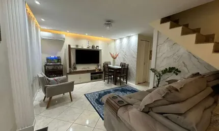 Maravilhosa casa duplex no condomínio fechado com fácil acesso a av brasil.
sala em 2 ambientes,  piso em porcelanato, rebaixamento em gesso, banheiro social, armários planejados na cozinha, área de s