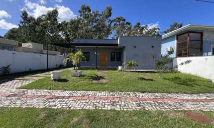 Casa em condomínio fechado com 3 quartos para alugar na Estrada Oscar Vieira da Costa Júnior, 111, Cajueiros (Itaipuaçu), Maricá, 120 m2 por R$ 4.000