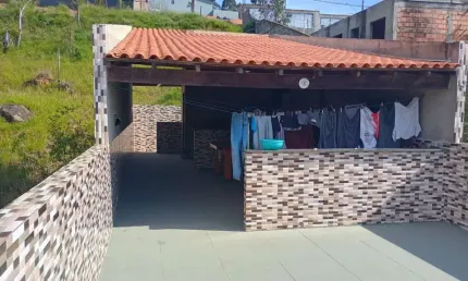 Conheça o residencial dinapoli, um imóvel pronto para morar e com ótimas características. com 3 quartos, 4 banheiros (sendo 1 suíte), garagem e uma ampla área de lazer com churrasqueira, essa casa é i