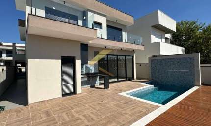 Casa à venda em condomínio na região do Alphaville Campinas, com 3 suítes com closet, lazer e garagem para 4 carros.