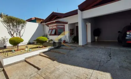 Casa térrea à Venda, Parque São Quirino, Campinas. Num terreno de 420 m² uma construção térrea de 280 m².  mom 3 suítes, 3 salas, lavabo, 5 banheiros,