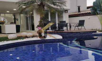 Casa em condomínio à venda em Paulínia com 3 suítes, piscina e garagem para vários carros