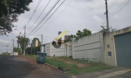 Casa à venda na região da Lagoa do Taquaral e Shopping Dom Pedro, 4 quartos, 2 suites, garagem para 20 autos, 670 m2 de construção e 2.500 m2 terreno.