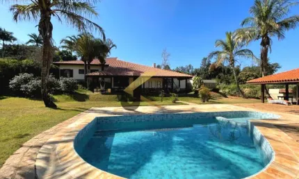 Casa à venda em condomínio de luxo na região do gramado, com 4 suítes, lazer privativo e garagem para 10 carros