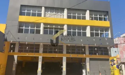 Salão para aluguel no Centro com 270m² de área construída, escritório, 4 salas, 2 suites e copa, porcelanato. Ótima localização.