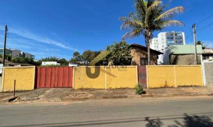 Casa à venda em Jaguariúna, com 3 dormitórios, uma edícula, 2 garagens cobertas e 20 descobertas.