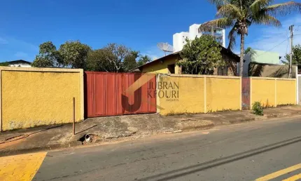 Casa à venda em Jaguariúna, com 3 dormitórios, uma edícula, 2 garagens cobertas e 20 descobertas.