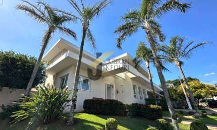 Casa à venda no Condomínio Estância Paraíso com 4 suítes com closet (máster com hidro), lazer comum e 6 garagens 3 fechadas