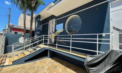 Casa comercial à venda próxima da av. alberto sarmento, com 5 salas e garagem para vários carros