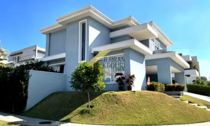 Casa encantadora à venda no swiss park, 3 suítes com closet e varanda, garagem para 6 carros