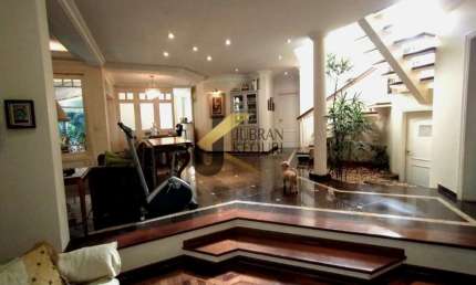Casa à venda no condomínio Alphaville Campinas com 5 suítes, piscina e espaço gourmet.