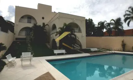 Casa à venda no Parque Taquaral - Campinas, com 4 suítes, piscina, churrasqueira e garagem para 10 carros.