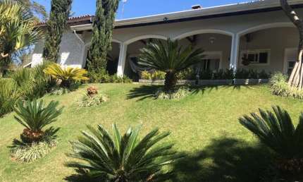 Casa à venda em condomínio em Vinhedo, alto padrão, 6 dormitórios, 4 suítes, 3 salas, home office, pomar, salão de jogos, espaço gourmet e piscina.