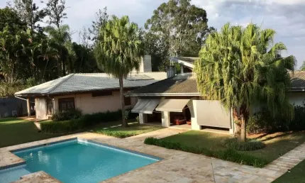 Casa em condomínio à venda na região do Gramado, com 4 suítes, piscina, salão de festas gourmet e garagem para vários autos