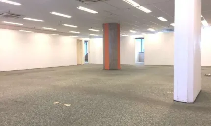 Sala para locação no Centro de Campinas, 416m², ar condicionado central, 4 banheiros, copa e 6 vagas de garagem.