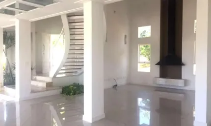 Casa à venda em condomínio em Valinhos, 4 suítes (closet), piscina e 2 garagens.