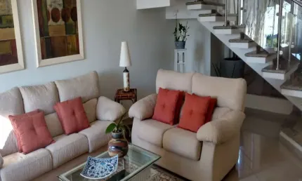 Casa em condomínio à venda em valinhos, 3 suítes sendo uma com closet, 3 garagens cobertas.