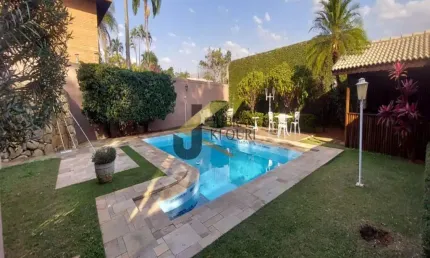 Casa à venda no Parque Taquaral, 4 dormitórios sendo 2 suítes, 4 vagas de garagem e piscina.