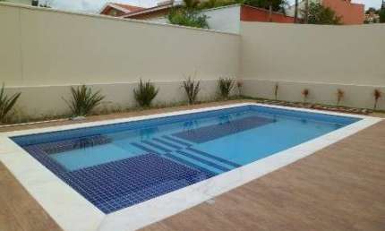 Casa à venda no Alphaville com 4 suítes, piscina, espaço gourmet e garagem para vários carros.