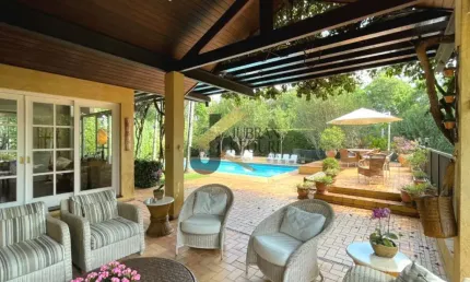 Casa à venda a região do Shopping Galleria, 6 dormitórios (4 suítes, master com varanda e hidro e 1 térrea), lazer privativo,living amplo, piscina.