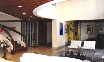 Apartamento duplex de altíssimo padrão à venda no Cambuí, com 4 suítes, 5 garagens, e lazer completo.