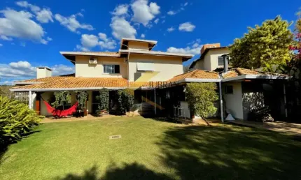 Casa em condomínio à venda em Sousas com 5 suítes (1 térrea), garagem para 9 carros (3 cobertas) e lazer comum de um verdadeiro clube.