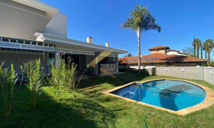 Casa à venda no Alphaville Campinas com 4 quartos (2 suítes térreas), lazer privativo e garagem para vários carros.