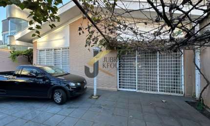 Casa comercial à venda na Av. Norte Sul com 5 dormitórios (1 suíte) e garagem para vários carros.