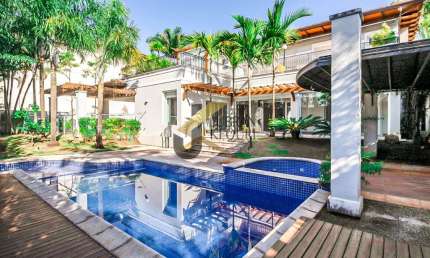 Casa de alto padrão à venda em condomínio na região do Gramado com 4 suítes, espaço gourmet e lazer completo