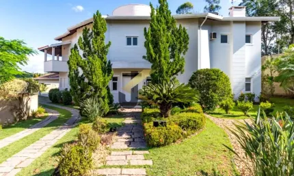 Casa em condomínio à venda em Sousas, com 6 suítes (2 térreas), espaço gourmet e garagem para 10 carros.