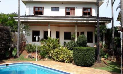 Casa `venda em condomínio, perfeita para quem busca conforto, segurança e tranquilidade. Com 4 quartos, 3 suítes, 3 salas espaçosas,