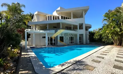 Casa em condomínio para aluguel na região do gramado, com 4 suítes, lazer completo e garagem para vários caros.