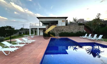 Casa à venda em condomínio na região do Alphaville com 3 suítes (1 térrea), espaço gourmet e garagem para vários carros.