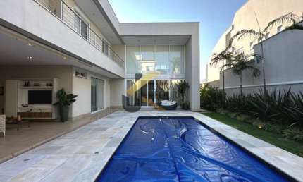 Casa à venda no Alphaville Campinas com 4 suítes, lazer privativo e garagem para vários carros