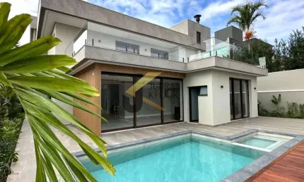 Casa à venda no Alphaville Campinas, com 4 suítes (1 máster), lazer comum e garagem para vários carros.
