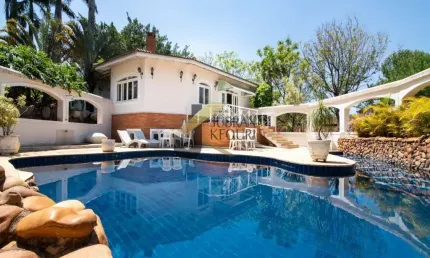 Casa térrea  em condomínio  à venda  em Valinhos, com 5 dormitórios (3 suítes), piscina e lazer comum de um verdadeiro clube.