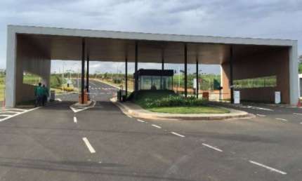Terreno à venda no Alphaville Dom Pedro, com 614 m², pronto para receber a obra da casa dos seus sonhos.