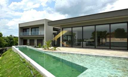Casa em condomínio à venda em Sousas - Campinas, com 4 suítes (1 máster), lazer comum e garagem para 4 carros.